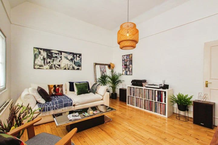 1 bedroom apartment for sale in London, United Kingdom - Image 6