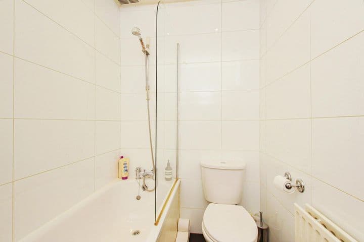 1 bedroom apartment for sale in London, United Kingdom - Image 11