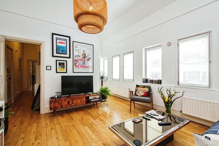 1 bedroom apartment for sale in London, United Kingdom - Image 4