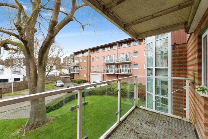 3 bedrooms apartment for sale in Woodford Green, United Kingdom - Image 5