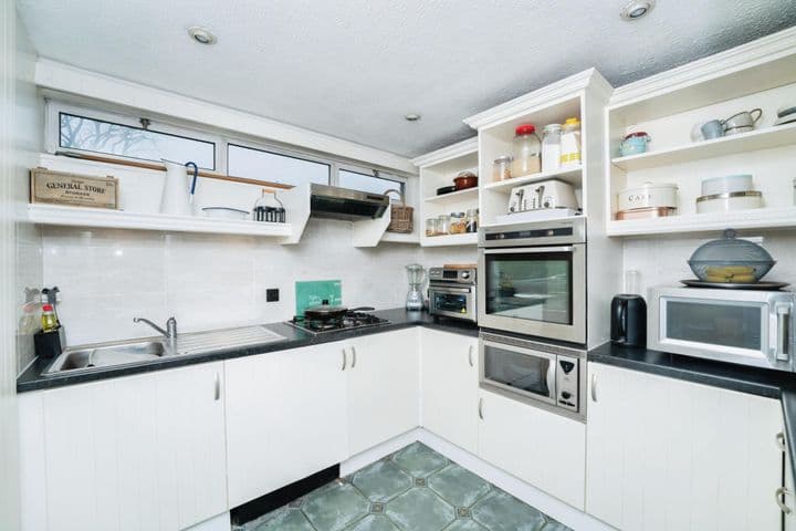 1 bedroom apartment for sale in Uxbridge, United Kingdom - Image 4