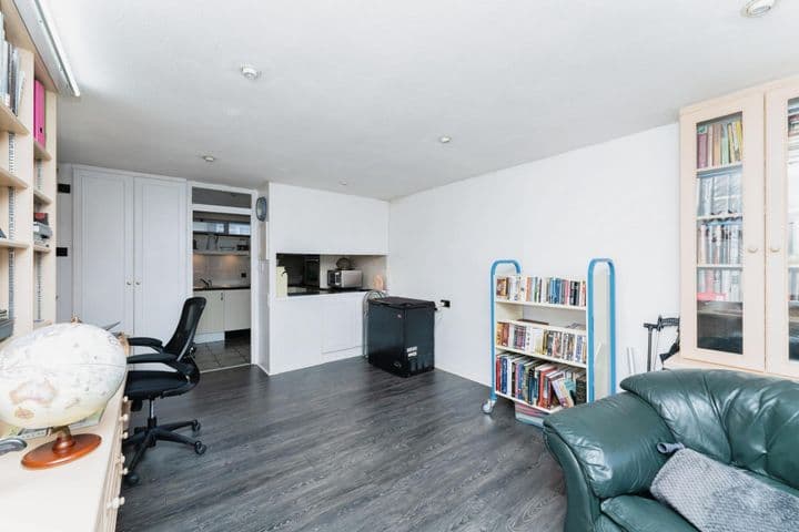 1 bedroom apartment for sale in Uxbridge, United Kingdom - Image 3