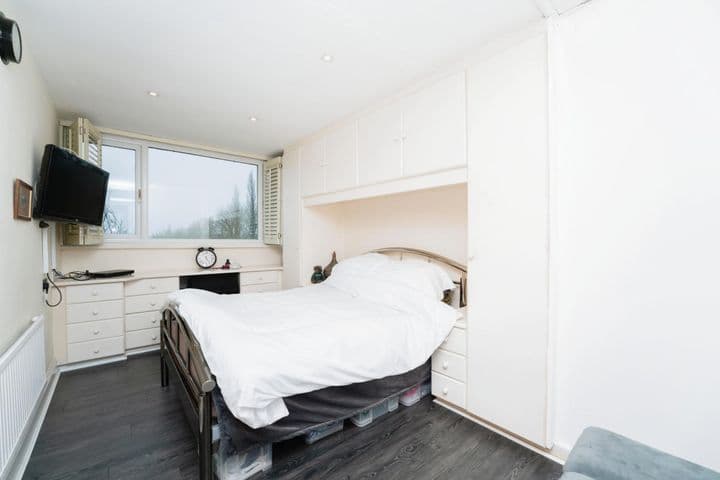 1 bedroom apartment for sale in Uxbridge, United Kingdom - Image 5