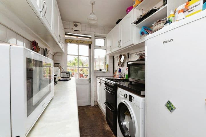 3 bedrooms house for sale in London, United Kingdom - Image 3