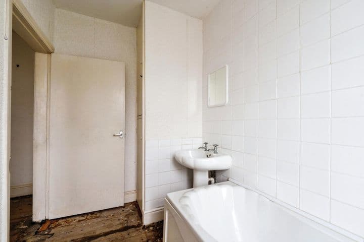 1 bedroom apartment for sale in Morecambe, United Kingdom - Image 11