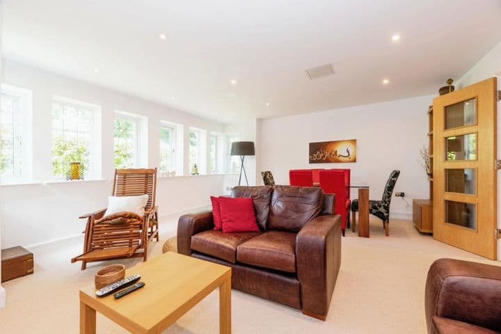 2 bedrooms apartment for sale in Sutton Coldfield, United Kingdom - Image 3