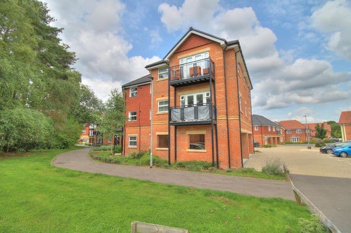 2 bedrooms apartment for sale in Camberley, United Kingdom - Image 11