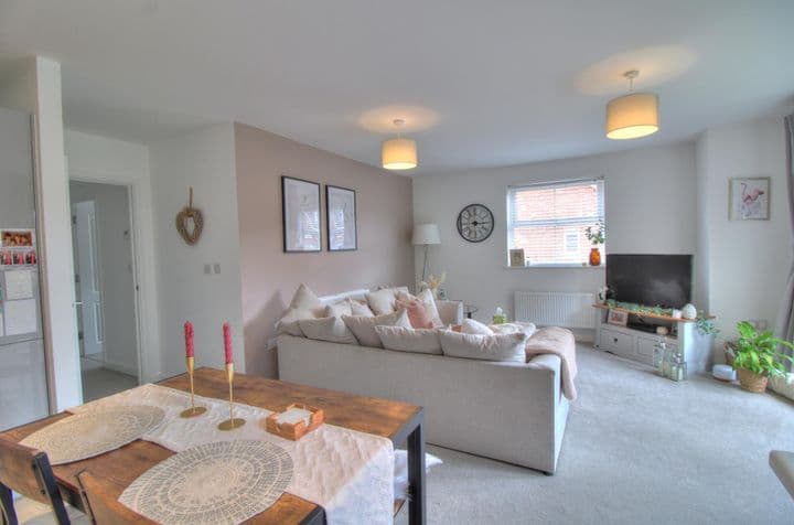 2 bedrooms apartment for sale in Camberley, United Kingdom - Image 6