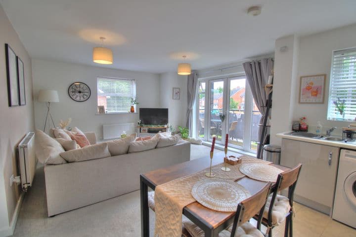 2 bedrooms apartment for sale in Camberley, United Kingdom - Image 3