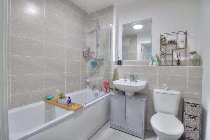 2 bedrooms apartment for sale in Camberley, United Kingdom - Image 9