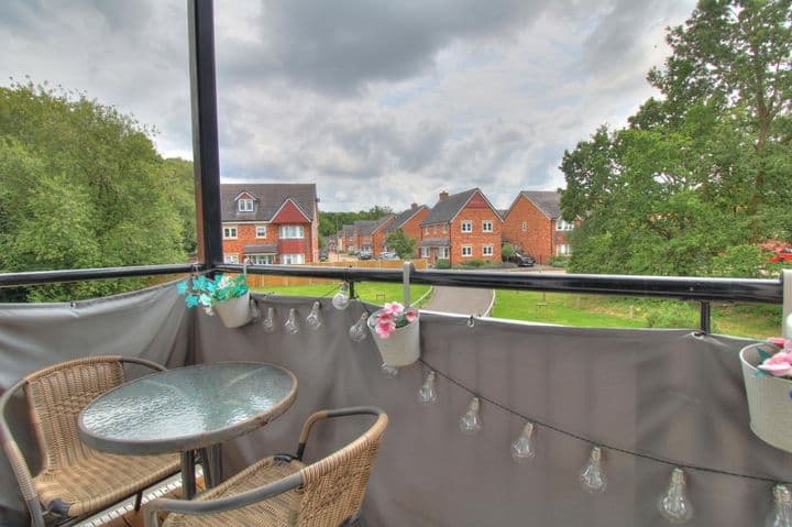 2 bedrooms apartment for sale in Camberley, United Kingdom - Image 10