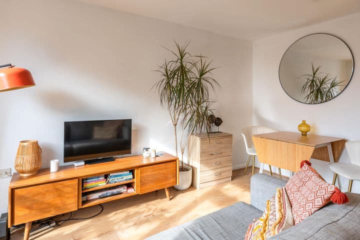 2 bedrooms apartment for sale in London, United Kingdom - Image 4