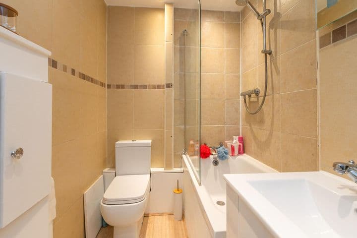 2 bedrooms apartment for sale in London, United Kingdom - Image 8