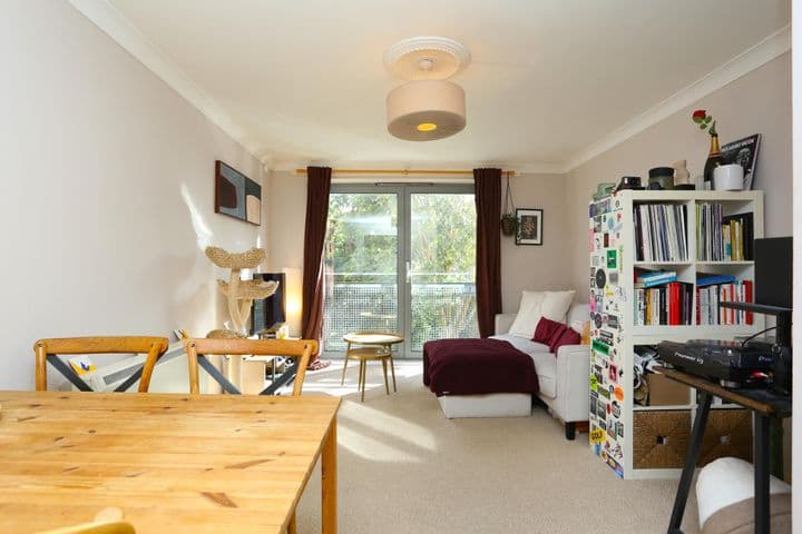 1 bedroom apartment for sale in London, United Kingdom - Image 5