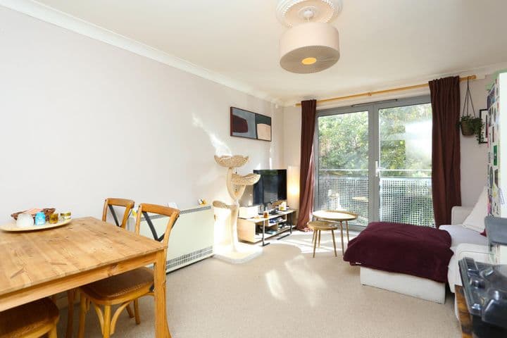 1 bedroom apartment for sale in London, United Kingdom - Image 2