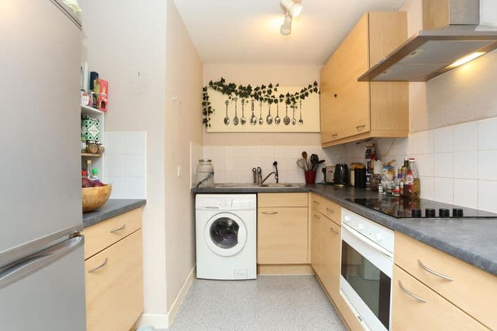 1 bedroom apartment for sale in London, United Kingdom - Image 4