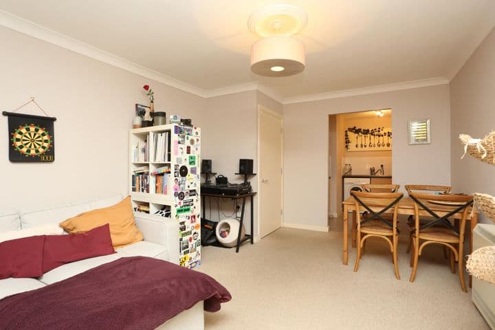 1 bedroom apartment for sale in London, United Kingdom - Image 9