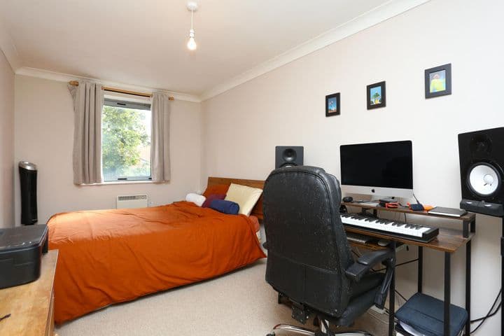 1 bedroom apartment for sale in London, United Kingdom - Image 10