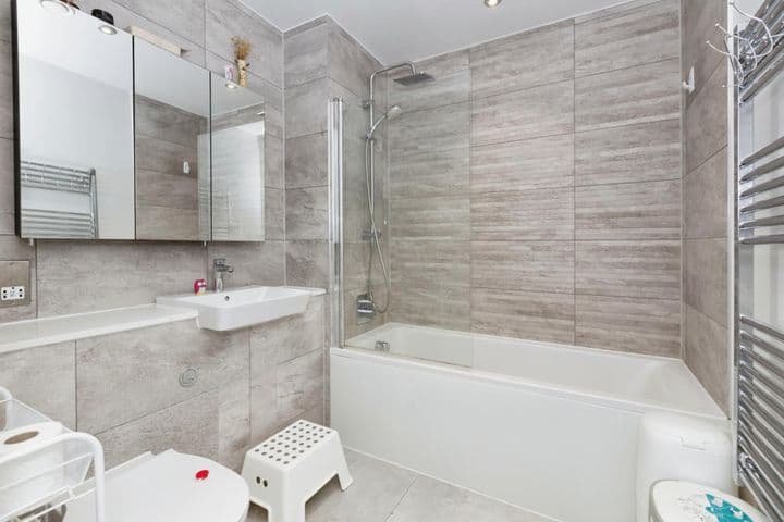 3 bedrooms apartment for sale in London, United Kingdom - Image 9