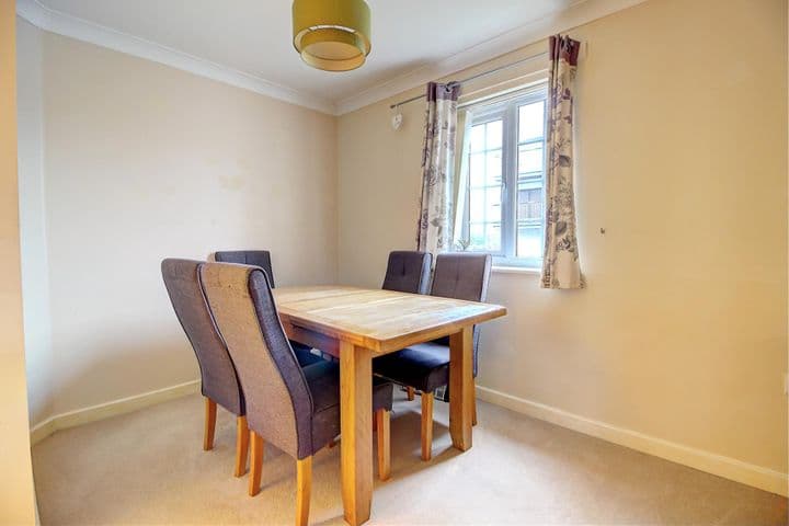 2 bedrooms apartment for sale in Basingstoke, United Kingdom - Image 4