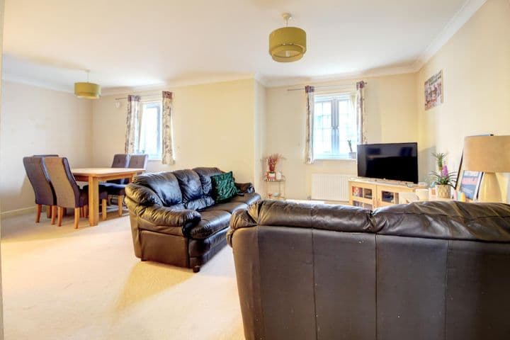 2 bedrooms apartment for sale in Basingstoke, United Kingdom - Image 3