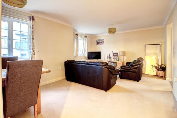 2 bedrooms apartment for sale in Basingstoke, United Kingdom - Image 6