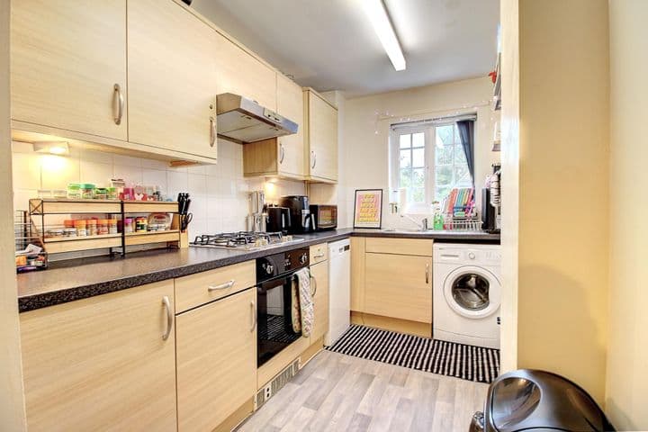 2 bedrooms apartment for sale in Basingstoke, United Kingdom - Image 5