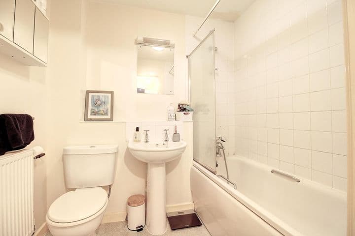 2 bedrooms apartment for sale in Basingstoke, United Kingdom - Image 11