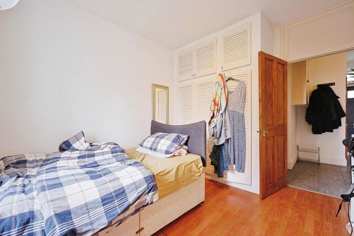 2 bedrooms apartment for sale in London, United Kingdom - Image 11