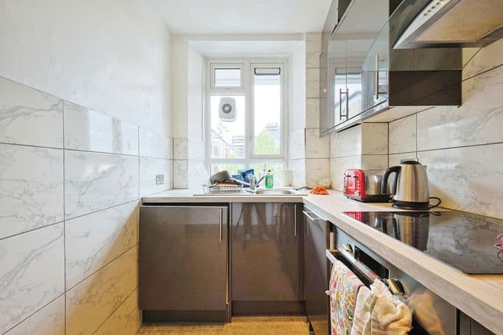 2 bedrooms apartment for sale in London, United Kingdom - Image 8