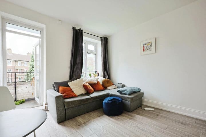 2 bedrooms apartment for sale in London, United Kingdom - Image 2