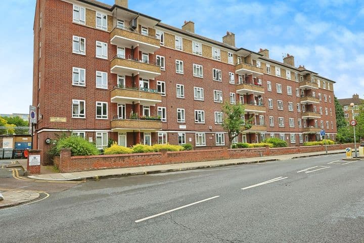 2 bedrooms apartment for sale in London, United Kingdom - Image 3