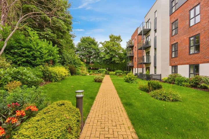 2 bedrooms apartment for sale in Stockport, United Kingdom - Image 2