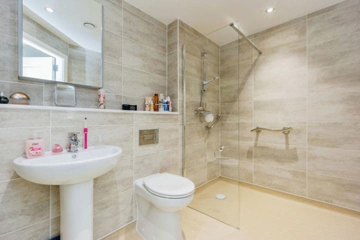 2 bedrooms apartment for sale in Stockport, United Kingdom - Image 7