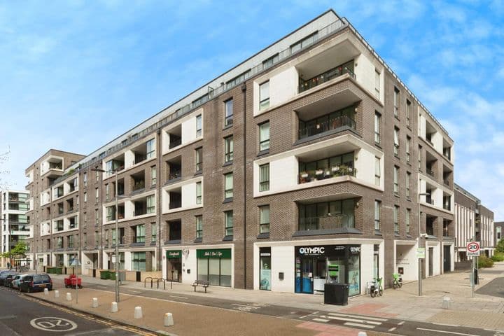 2 bedrooms apartment for sale in London, United Kingdom - Image 3