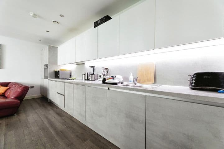 2 bedrooms apartment for sale in London, United Kingdom - Image 4