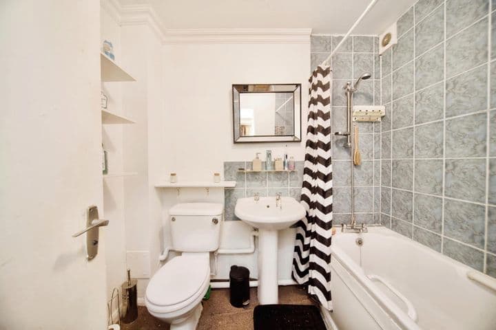 1 bedroom apartment for sale in London, United Kingdom - Image 8