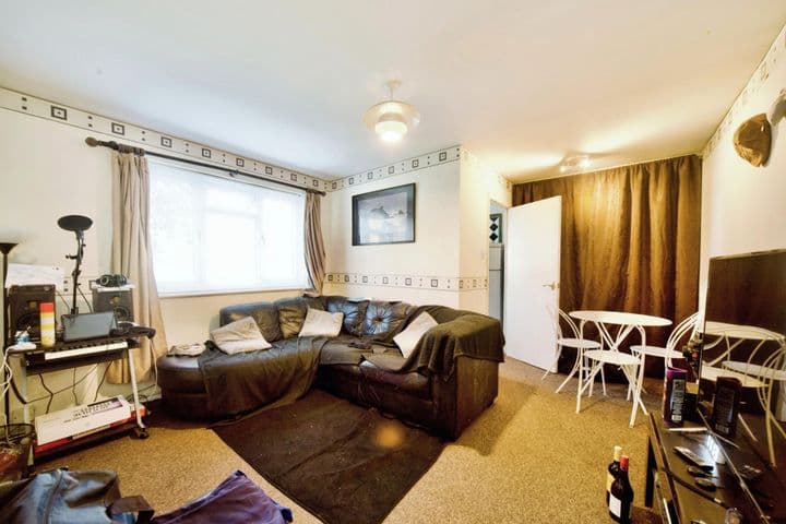 1 bedroom apartment for sale in London, United Kingdom - Image 2