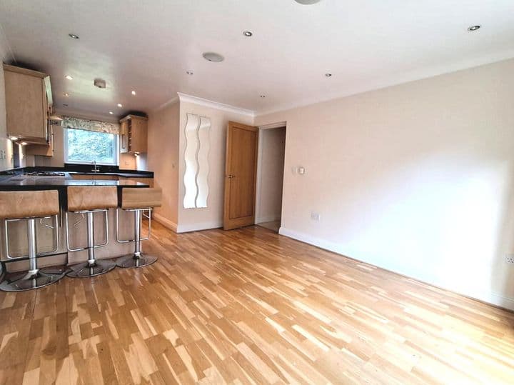 2 bedrooms apartment for sale in Slough, United Kingdom - Image 5