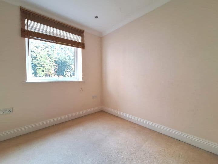 2 bedrooms apartment for sale in Slough, United Kingdom - Image 10