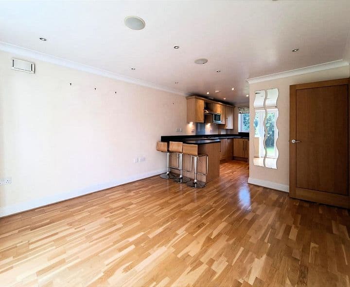 2 bedrooms apartment for sale in Slough, United Kingdom - Image 3