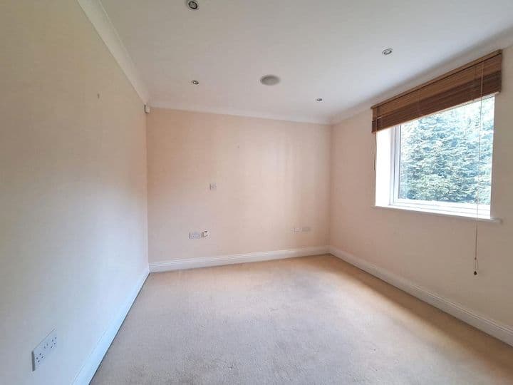 2 bedrooms apartment for sale in Slough, United Kingdom - Image 9