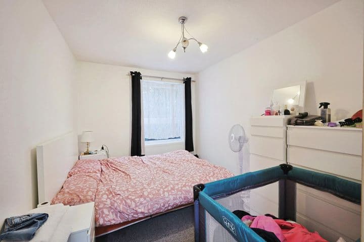 1 bedroom apartment for sale in London, United Kingdom - Image 9