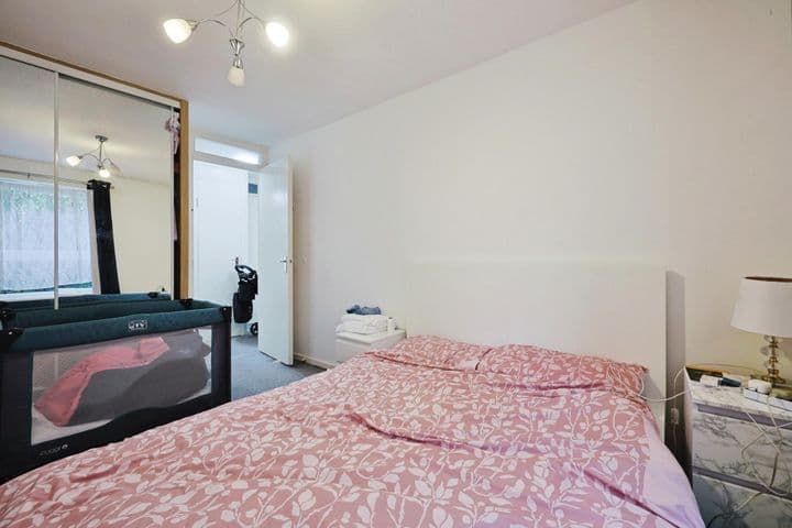 1 bedroom apartment for sale in London, United Kingdom - Image 8