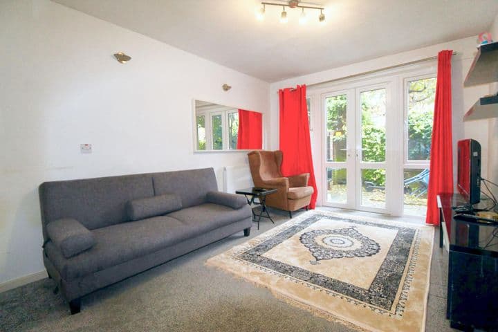 1 bedroom apartment for sale in London, United Kingdom - Image 2