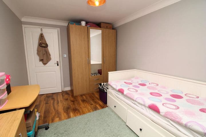 1 bedroom apartment for sale in Dagenham, United Kingdom - Image 7