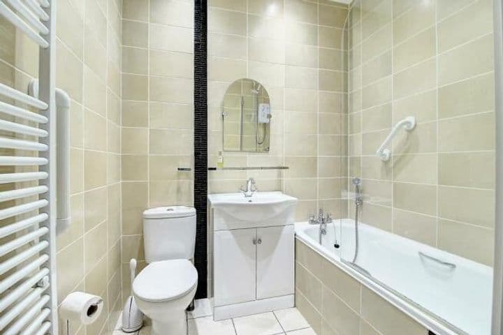 2 bedrooms apartment for sale in Basingstoke, United Kingdom - Image 8