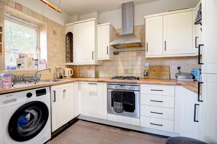 2 bedrooms apartment for sale in Basingstoke, United Kingdom - Image 3