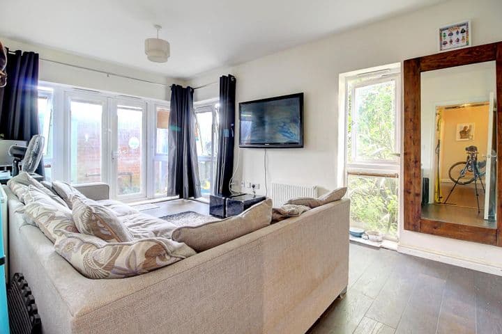 2 bedrooms apartment for sale in Basingstoke, United Kingdom - Image 4