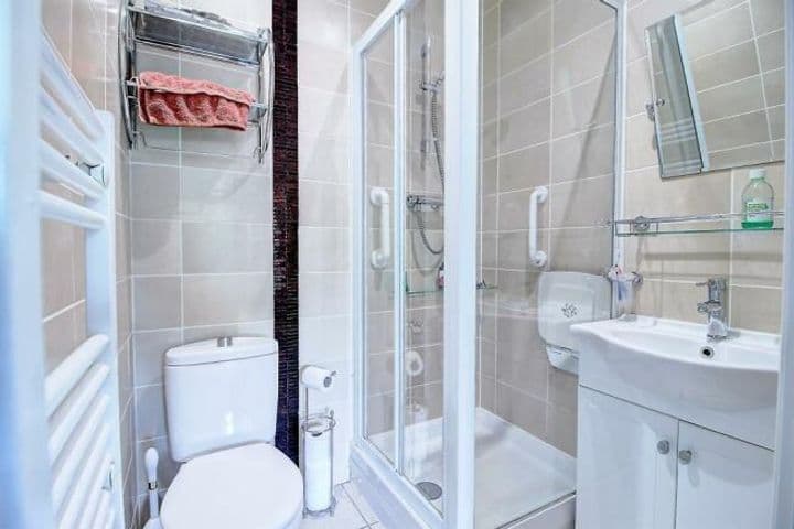 2 bedrooms apartment for sale in Basingstoke, United Kingdom - Image 6